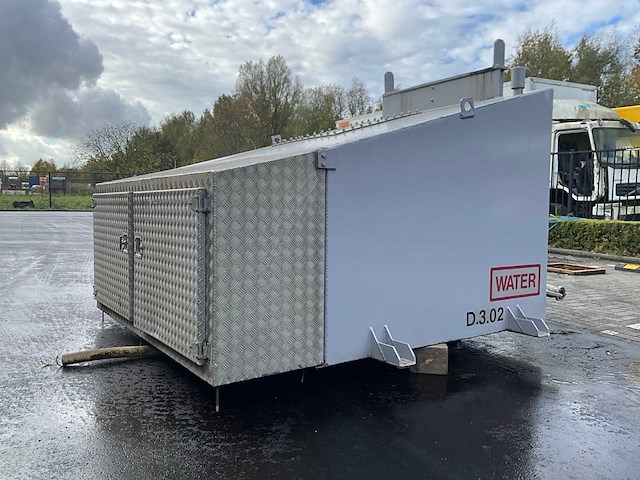 Watertankunit / watercontainer - ex waterboorinstallatie - afbeelding 1 van  10