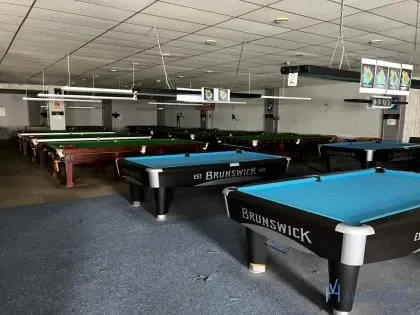 Wegens faillissement arena snooker 2000 bv - 9 pooltafels brunswick, 11 snookertafels en divers horecamateriaal te gent