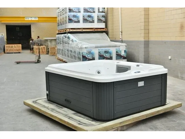 Wellness jacuzzi outdoor spa - afbeelding 1 van  2
