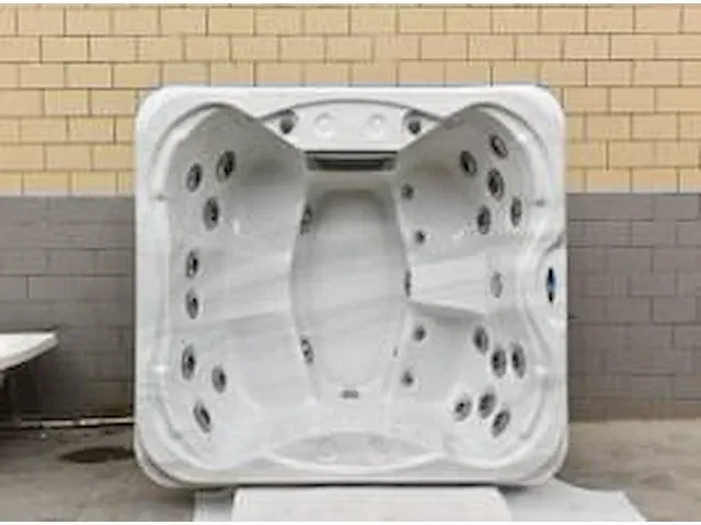 Wellness jacuzzi outdoor spa - afbeelding 2 van  2