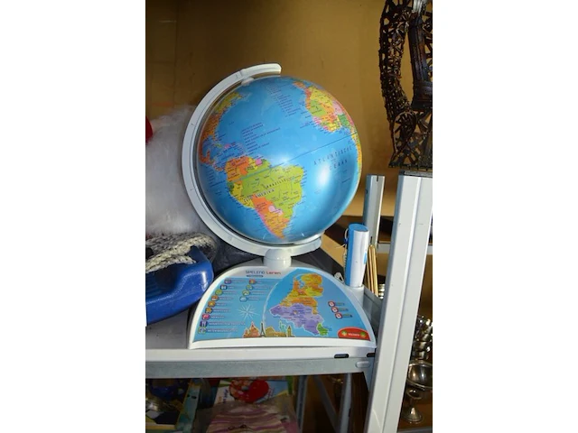 Wereldbol spelend leren, pvc schommel, 2 xxl kerstmanpoppen, k3 keyboard, 2 kinder plooistoelen, 37 houten puzzels nieuw in doos, 80 houten puzzels, ca. 60 kinderboeken, duikbril met snorkel - afbeelding 4 van  16