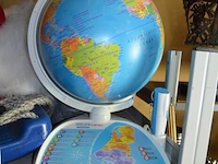 Wereldbol spelend leren, pvc schommel, 2 xxl kerstmanpoppen, k3 keyboard, 2 kinder plooistoelen, 37 houten puzzels nieuw in doos, 80 houten puzzels, ca. 60 kinderboeken, duikbril met snorkel - afbeelding 4 van  16