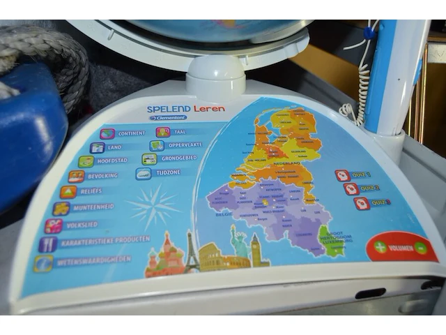 Wereldbol spelend leren, pvc schommel, 2 xxl kerstmanpoppen, k3 keyboard, 2 kinder plooistoelen, 37 houten puzzels nieuw in doos, 80 houten puzzels, ca. 60 kinderboeken, duikbril met snorkel - afbeelding 5 van  16