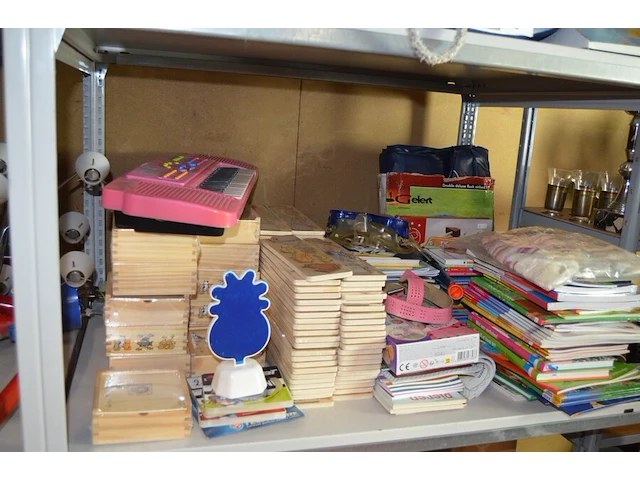 Wereldbol spelend leren, pvc schommel, 2 xxl kerstmanpoppen, k3 keyboard, 2 kinder plooistoelen, 37 houten puzzels nieuw in doos, 80 houten puzzels, ca. 60 kinderboeken, duikbril met snorkel - afbeelding 7 van  16
