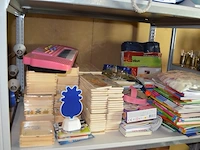 Wereldbol spelend leren, pvc schommel, 2 xxl kerstmanpoppen, k3 keyboard, 2 kinder plooistoelen, 37 houten puzzels nieuw in doos, 80 houten puzzels, ca. 60 kinderboeken, duikbril met snorkel - afbeelding 7 van  16