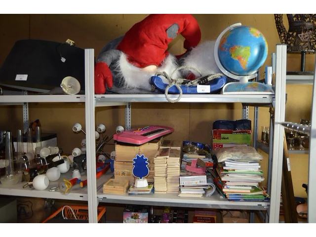 Wereldbol spelend leren, pvc schommel, 2 xxl kerstmanpoppen, k3 keyboard, 2 kinder plooistoelen, 37 houten puzzels nieuw in doos, 80 houten puzzels, ca. 60 kinderboeken, duikbril met snorkel - afbeelding 1 van  16