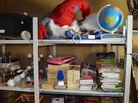 Wereldbol spelend leren, pvc schommel, 2 xxl kerstmanpoppen, k3 keyboard, 2 kinder plooistoelen, 37 houten puzzels nieuw in doos, 80 houten puzzels, ca. 60 kinderboeken, duikbril met snorkel - afbeelding 1 van  16