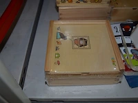 Wereldbol spelend leren, pvc schommel, 2 xxl kerstmanpoppen, k3 keyboard, 2 kinder plooistoelen, 37 houten puzzels nieuw in doos, 80 houten puzzels, ca. 60 kinderboeken, duikbril met snorkel - afbeelding 9 van  16