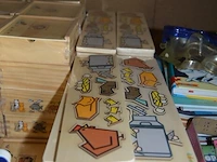 Wereldbol spelend leren, pvc schommel, 2 xxl kerstmanpoppen, k3 keyboard, 2 kinder plooistoelen, 37 houten puzzels nieuw in doos, 80 houten puzzels, ca. 60 kinderboeken, duikbril met snorkel - afbeelding 10 van  16
