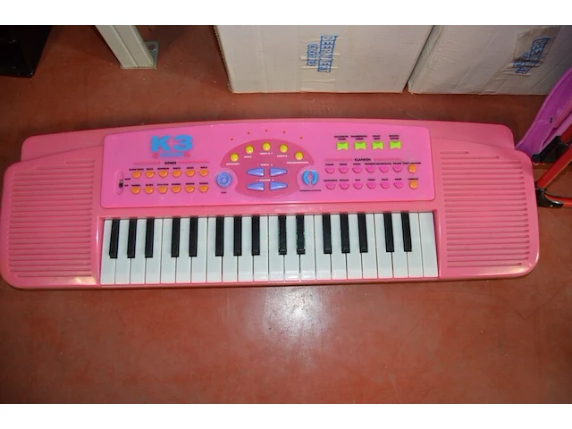 Wereldbol spelend leren, pvc schommel, 2 xxl kerstmanpoppen, k3 keyboard, 2 kinder plooistoelen, 37 houten puzzels nieuw in doos, 80 houten puzzels, ca. 60 kinderboeken, duikbril met snorkel - afbeelding 14 van  16