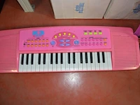 Wereldbol spelend leren, pvc schommel, 2 xxl kerstmanpoppen, k3 keyboard, 2 kinder plooistoelen, 37 houten puzzels nieuw in doos, 80 houten puzzels, ca. 60 kinderboeken, duikbril met snorkel - afbeelding 14 van  16