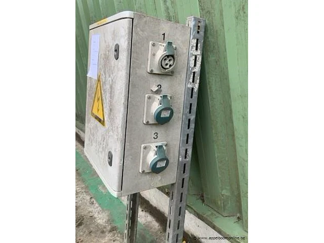 Werfkast elektriciteit, werking niet gekend afm plm 40 x 20 x 51 cm - afbeelding 2 van  5
