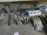 Werkbank en inhoud van de plank - afbeelding 2 van  14