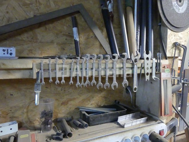 Werkbank en inhoud van de plank - afbeelding 1 van  14