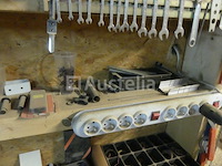 Werkbank en inhoud van de plank - afbeelding 9 van  14