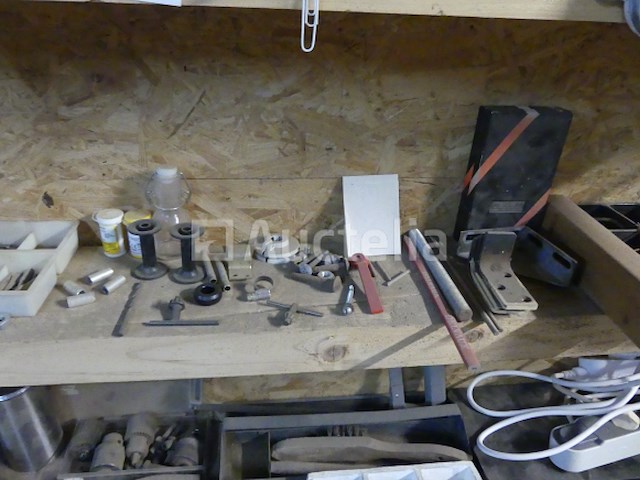 Werkbank en inhoud van de plank - afbeelding 10 van  14