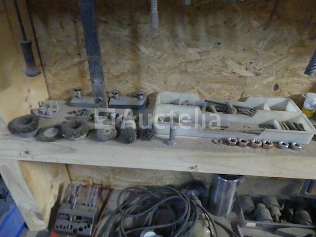 Werkbank en inhoud van de plank - afbeelding 11 van  14