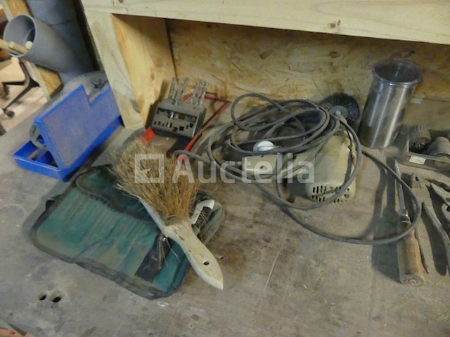 Werkbank en inhoud van de plank - afbeelding 13 van  14