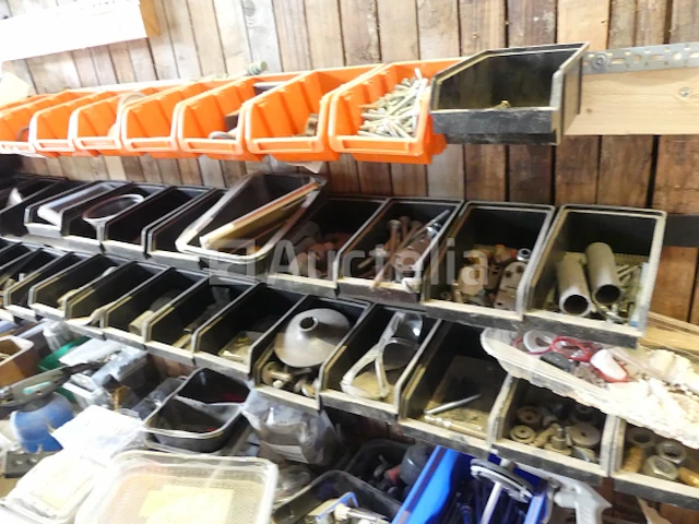 Werkbank en inhoud - afbeelding 3 van  14