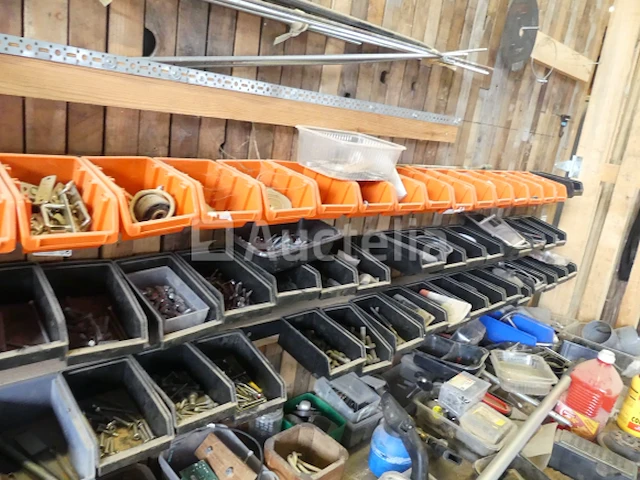 Werkbank en inhoud - afbeelding 8 van  14