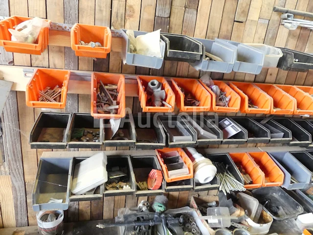 Werkbank en inhoud - afbeelding 9 van  14