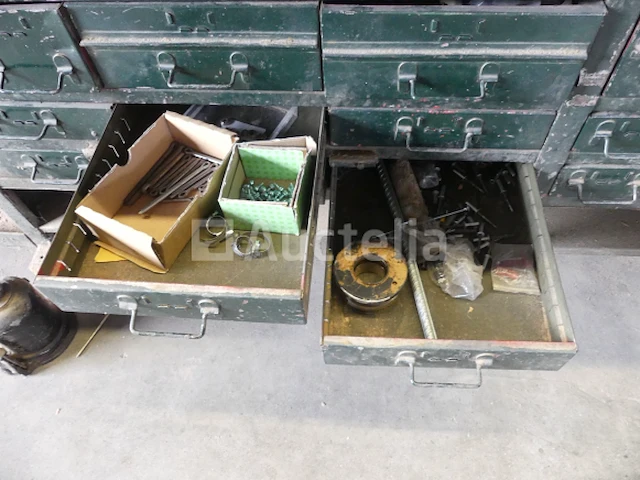 Werkbank en inhoud - afbeelding 10 van  14