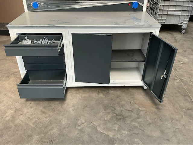 Werkbank in metaal - afbeelding 7 van  8