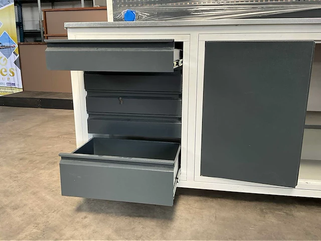 Werkbank in metaal - afbeelding 8 van  8