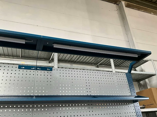 Werkbank in metaal - afbeelding 7 van  12