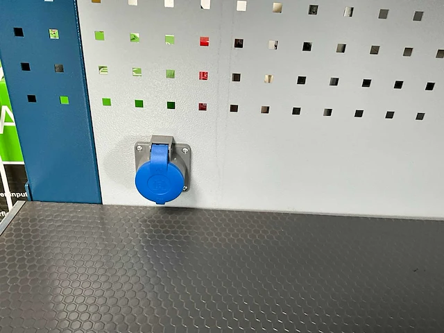 Werkbank in metaal - afbeelding 9 van  12