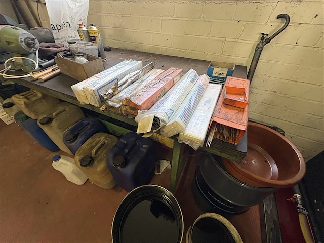 Werkbank met bankschroef, slijpmolen,…. - afbeelding 9 van  12