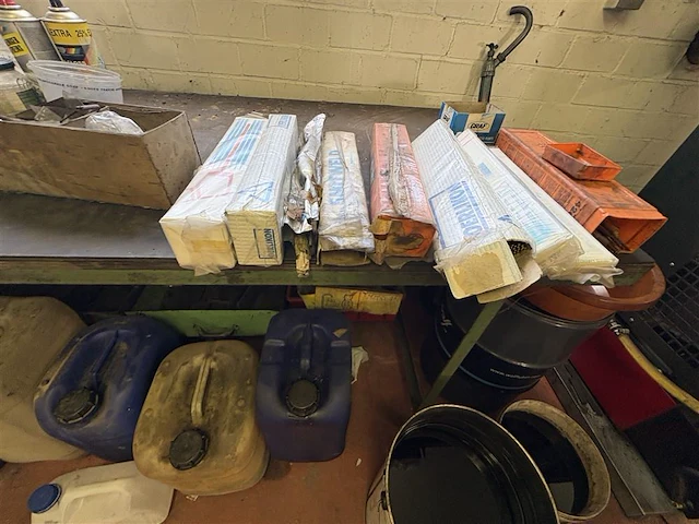 Werkbank met bankschroef, slijpmolen,…. - afbeelding 10 van  12