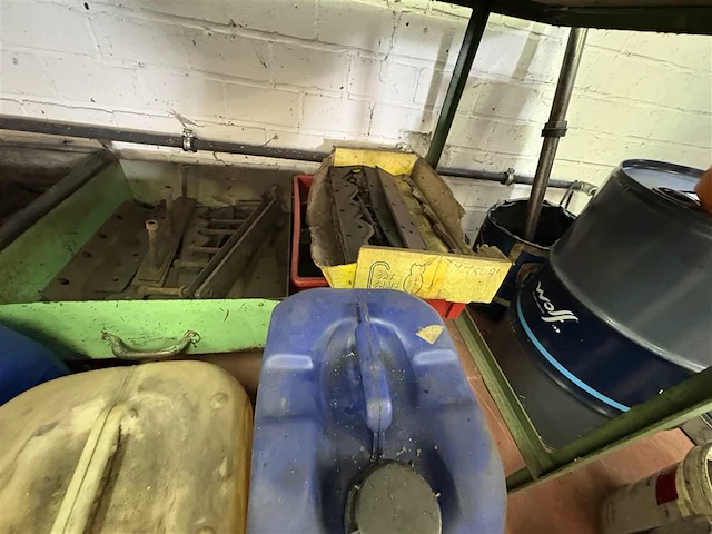 Werkbank met bankschroef, slijpmolen,…. - afbeelding 11 van  12