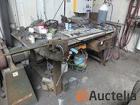Werkbank met bankschroef