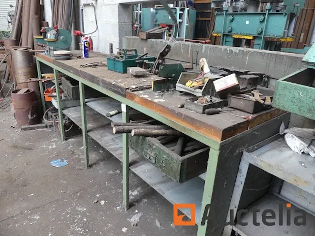 Werkbank met inhoud - afbeelding 2 van  8