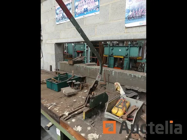 Werkbank met inhoud - afbeelding 8 van  8