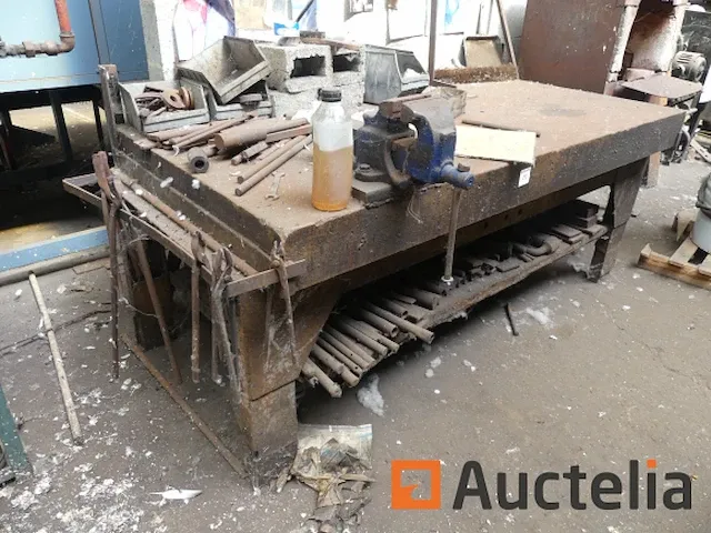 Werkbank met inhoud - afbeelding 4 van  4