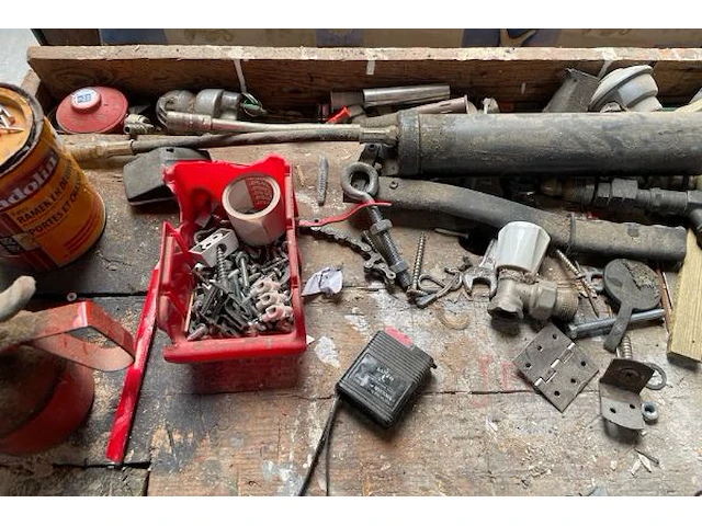 Werkbank met inhoud - afbeelding 2 van  6