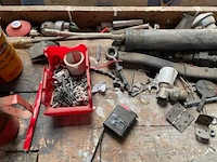 Werkbank met inhoud - afbeelding 2 van  6