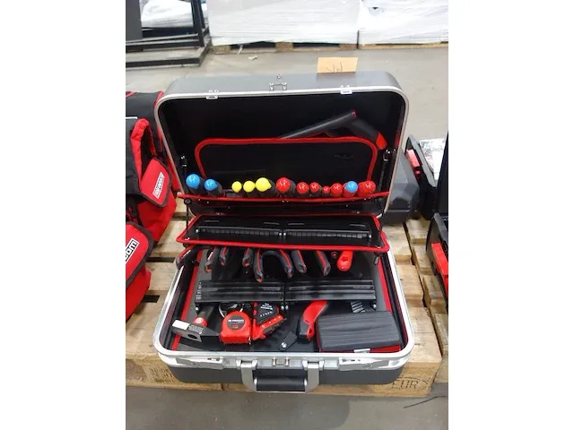 Werkkoffer met werkgereedschap - afbeelding 1 van  4