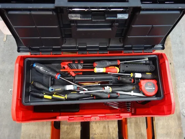 Werkkoffer met werkgereedschap - afbeelding 3 van  4