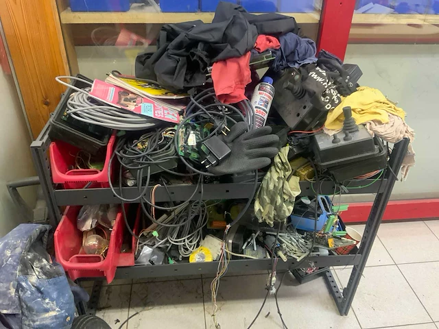 Werkplaatsmeubilair met inhoud - afbeelding 8 van  15