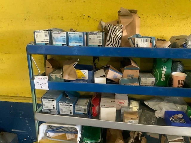 Werkplaatsrek met inhoud - afbeelding 7 van  9