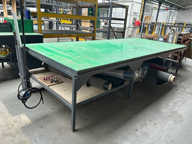 Werktafel, 8 rollen stof - afbeelding 1 van  5
