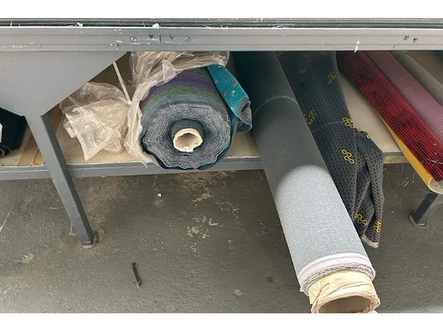 Werktafel, 8 rollen stof - afbeelding 3 van  5