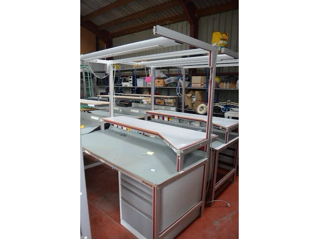 Werktafel adiform met ladeblok 200x106 cm, zwarte rolbureelstoel (171, 187) - afbeelding 1 van  9