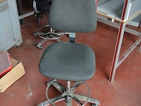 Werktafel adiform met ladeblok 200x106 cm, zwarte rolbureelstoel (171, 187) - afbeelding 9 van  9