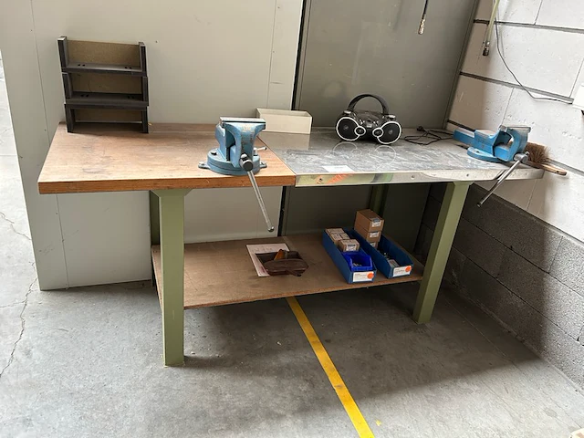 Werktafel met 2 vastzetschroeven, radio - afbeelding 1 van  11