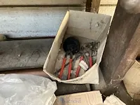 Werktafel met bankschroef en diverse handgereedschappen - afbeelding 9 van  23
