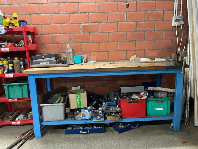Werktafel met bankschroef - afbeelding 1 van  4